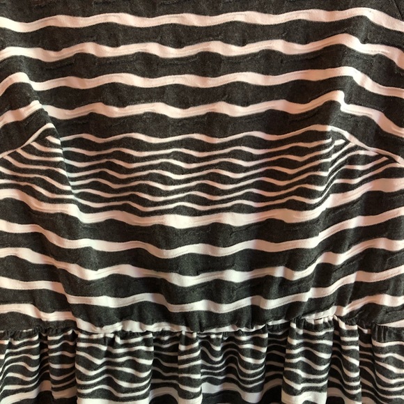 AGB Short Sleeved Dress - Picture 4 of 6